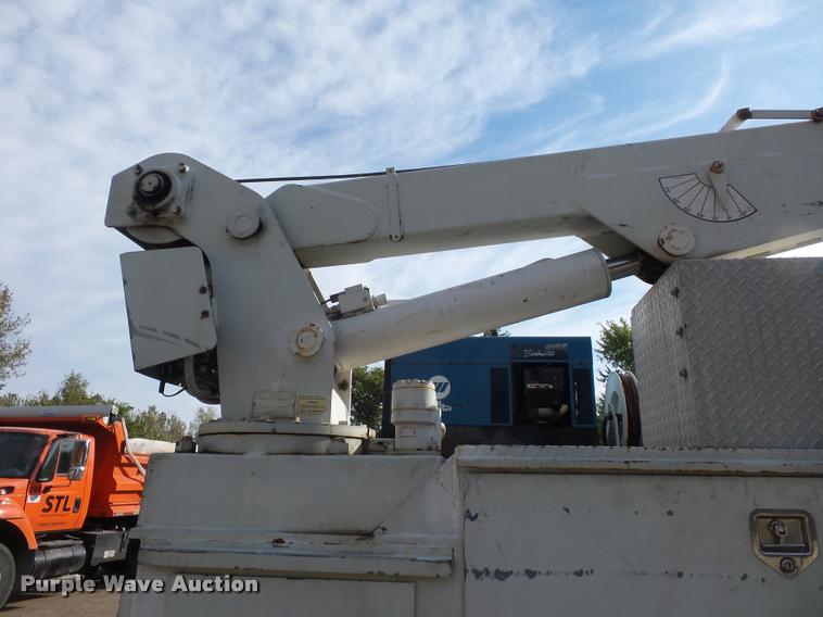 image for item L3525 2005 GMC C7500 service truck with crane