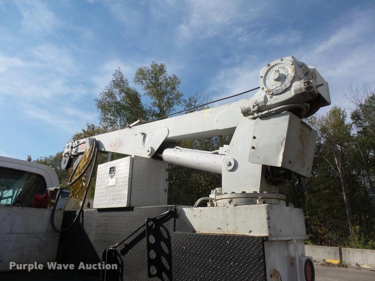 image for item L3525 2005 GMC C7500 service truck with crane