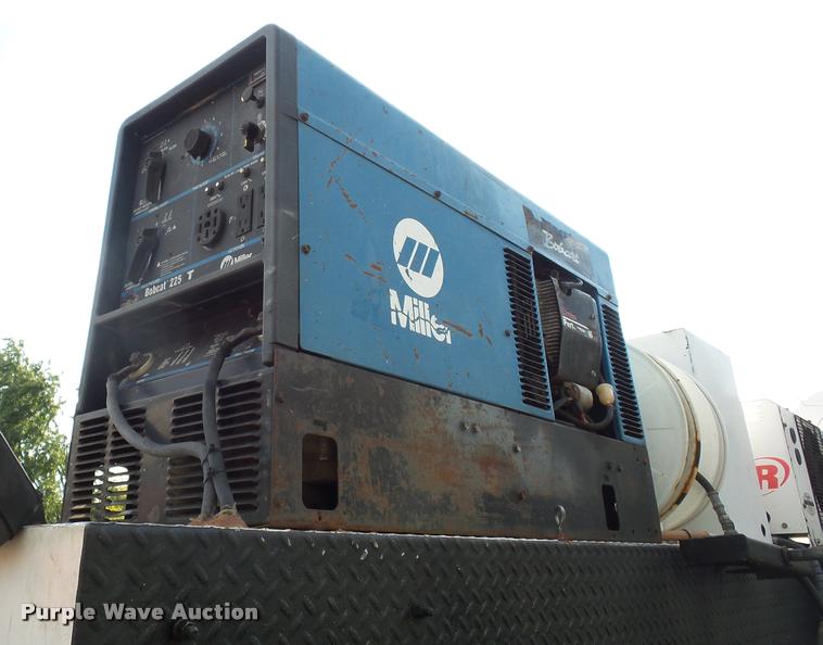 image for item L3525 2005 GMC C7500 service truck with crane