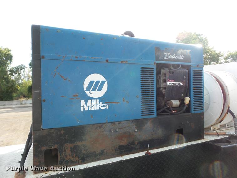 image for item L3525 2005 GMC C7500 service truck with crane