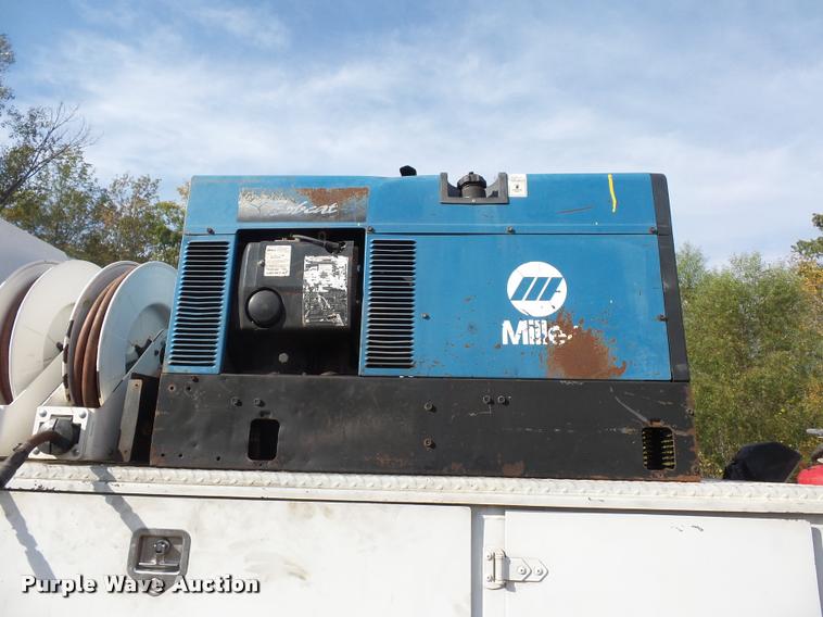 image for item L3525 2005 GMC C7500 service truck with crane