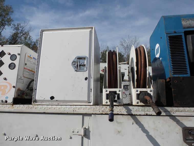 image for item L3525 2005 GMC C7500 service truck with crane