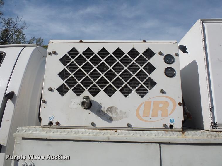 image for item L3525 2005 GMC C7500 service truck with crane