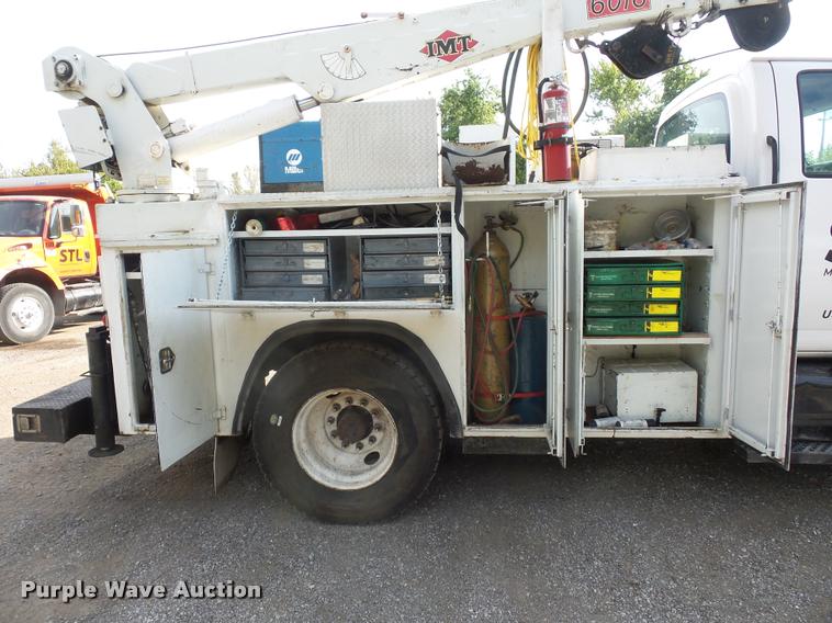 image for item L3525 2005 GMC C7500 service truck with crane