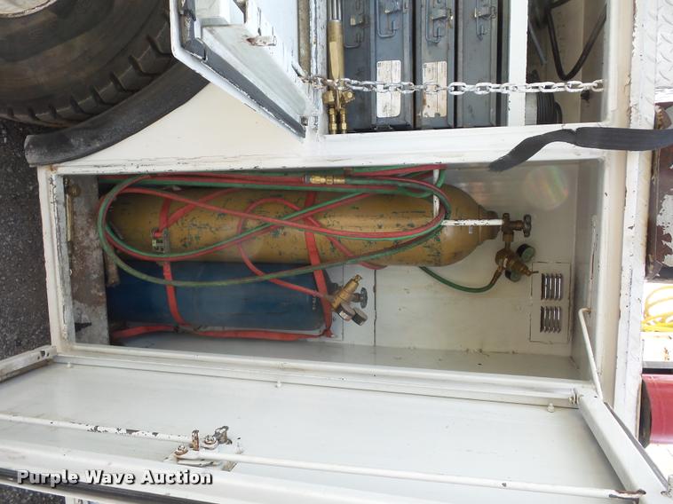 image for item L3525 2005 GMC C7500 service truck with crane