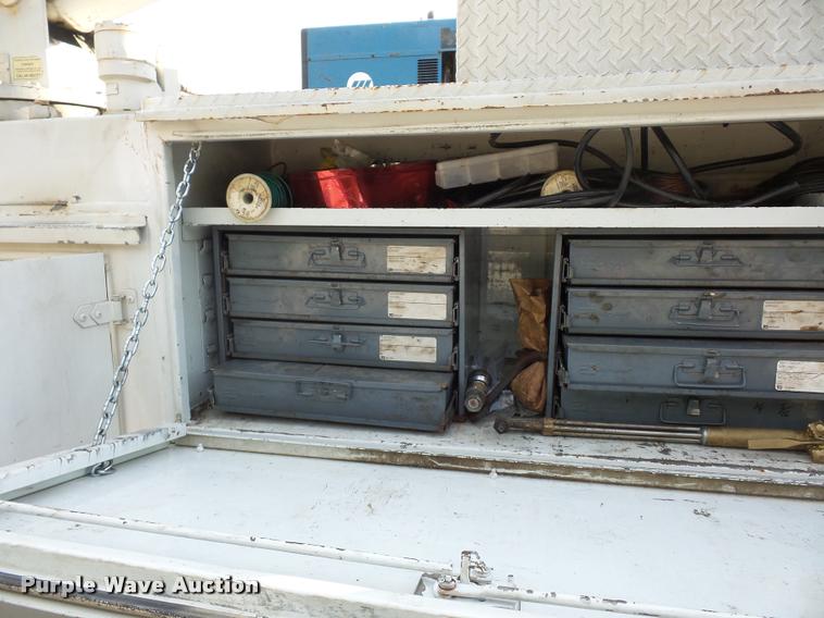 image for item L3525 2005 GMC C7500 service truck with crane