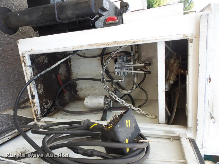 image for item L3525 2005 GMC C7500 service truck with crane