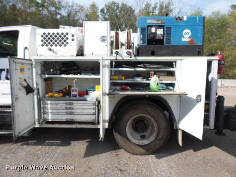 image for item L3525 2005 GMC C7500 service truck with crane