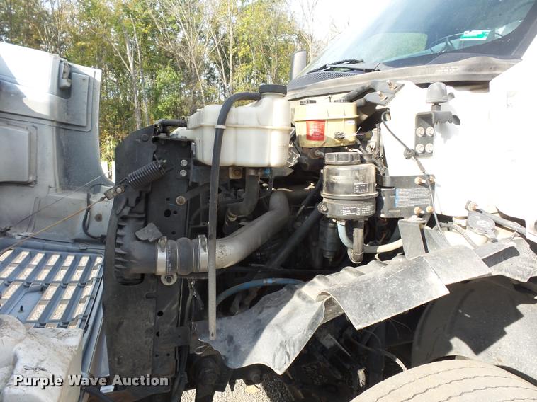 image for item L3525 2005 GMC C7500 service truck with crane