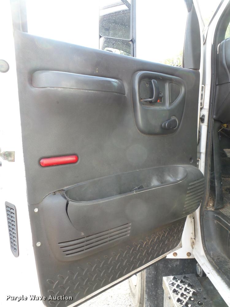 image for item L3525 2005 GMC C7500 service truck with crane
