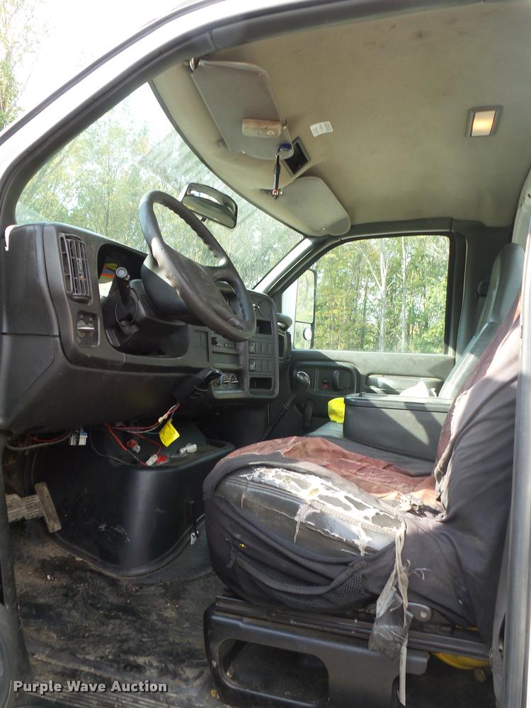 image for item L3525 2005 GMC C7500 service truck with crane