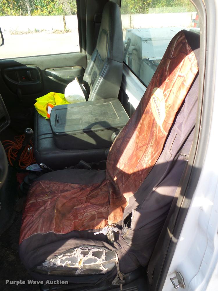 image for item L3525 2005 GMC C7500 service truck with crane