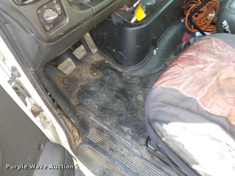 image for item L3525 2005 GMC C7500 service truck with crane