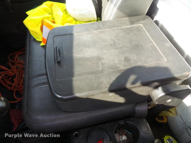 image for item L3525 2005 GMC C7500 service truck with crane