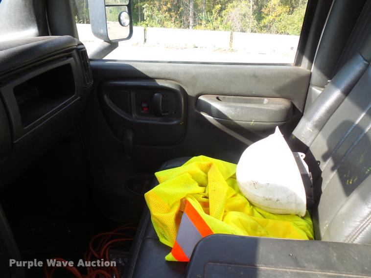 image for item L3525 2005 GMC C7500 service truck with crane