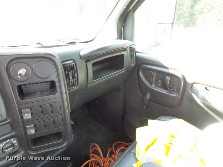 image for item L3525 2005 GMC C7500 service truck with crane