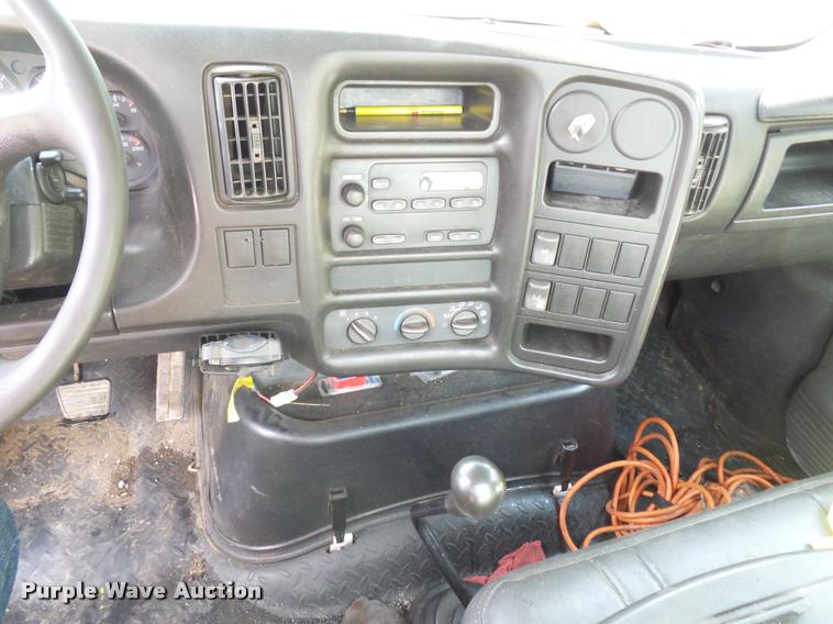 image for item L3525 2005 GMC C7500 service truck with crane