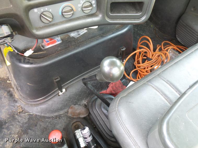 image for item L3525 2005 GMC C7500 service truck with crane