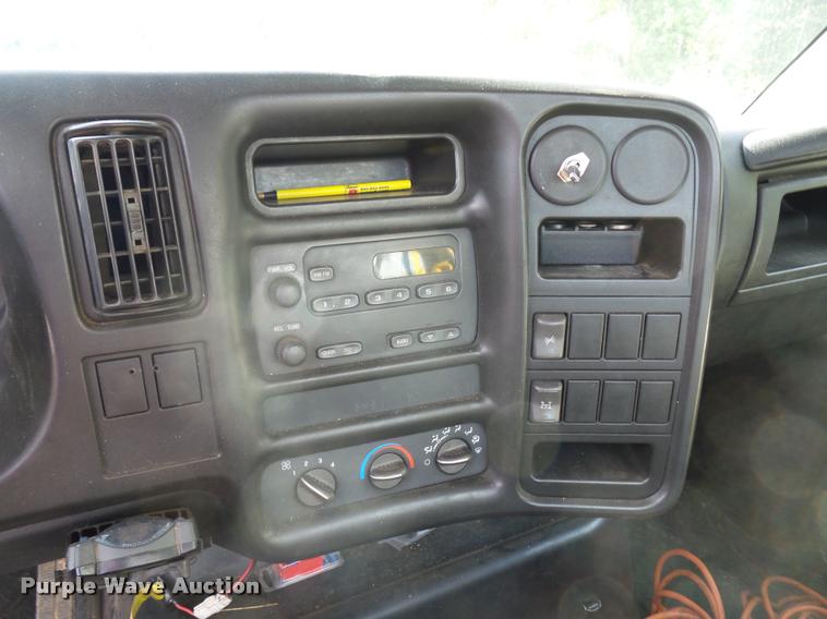 image for item L3525 2005 GMC C7500 service truck with crane