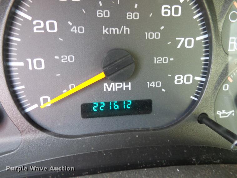 image for item L3525 2005 GMC C7500 service truck with crane