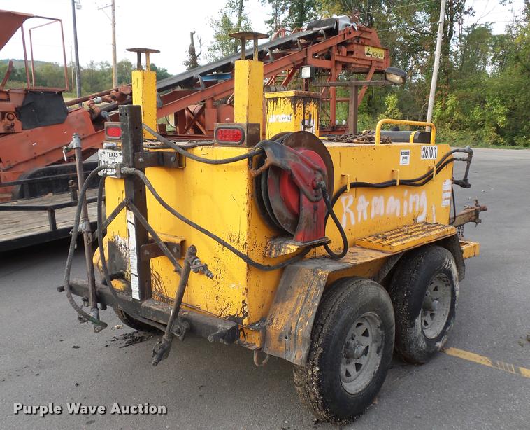 image for item L3526 LeeBoy crack seal pot