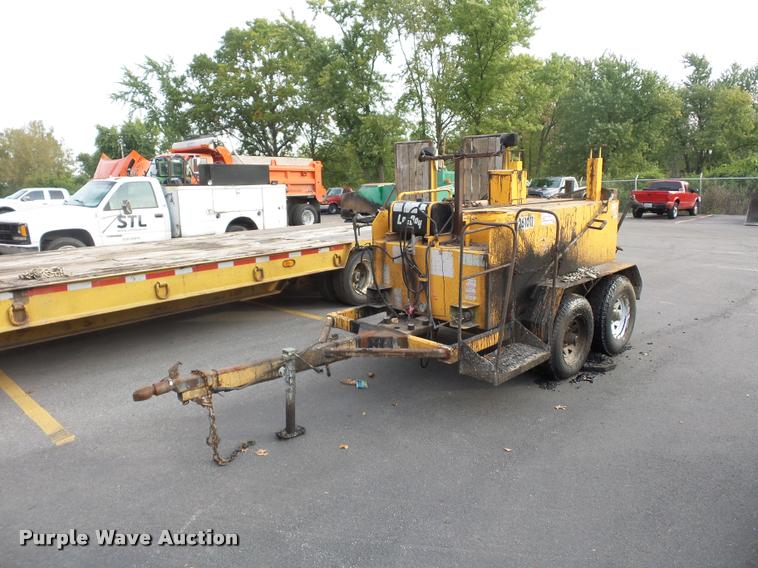 image for item L3526 LeeBoy crack seal pot