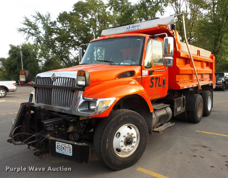image for item L3527 2004 International 7400 dump truck