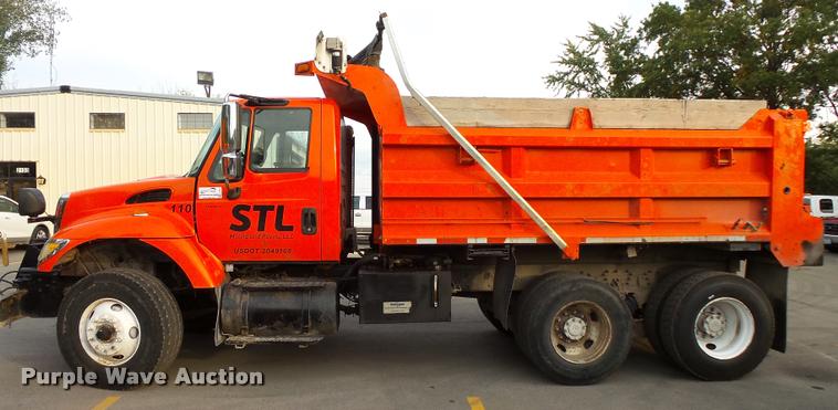 image for item L3527 2004 International 7400 dump truck