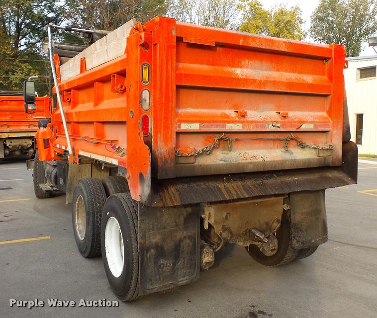image for item L3527 2004 International 7400 dump truck