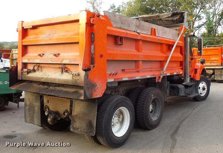 image for item L3527 2004 International 7400 dump truck