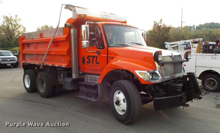 image for item L3527 2004 International 7400 dump truck