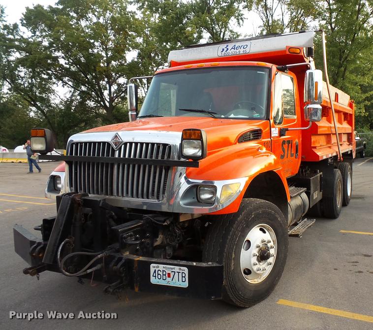 image for item L3527 2004 International 7400 dump truck