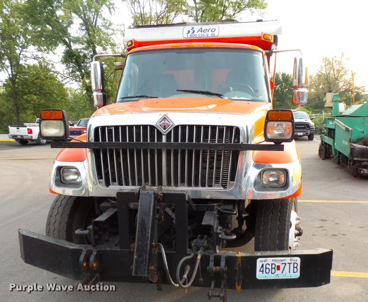 image for item L3527 2004 International 7400 dump truck