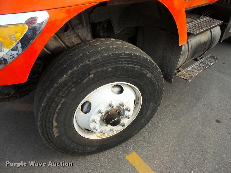 image for item L3527 2004 International 7400 dump truck