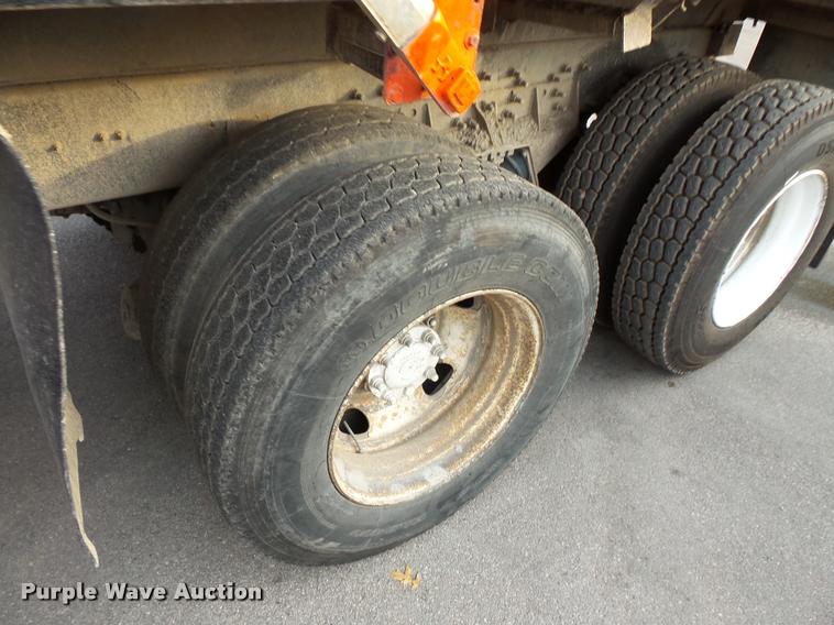 image for item L3527 2004 International 7400 dump truck