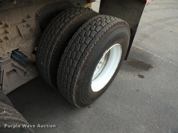 image for item L3527 2004 International 7400 dump truck