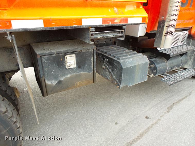 image for item L3527 2004 International 7400 dump truck