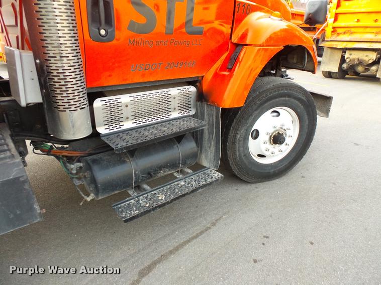 image for item L3527 2004 International 7400 dump truck