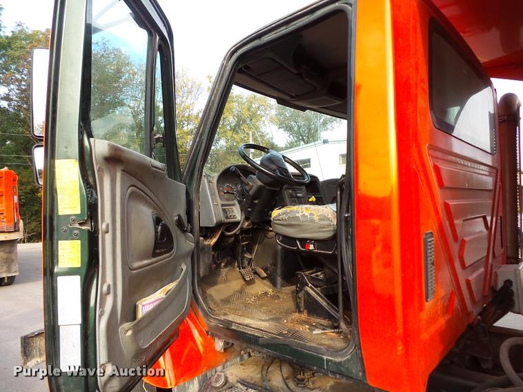 image for item L3527 2004 International 7400 dump truck