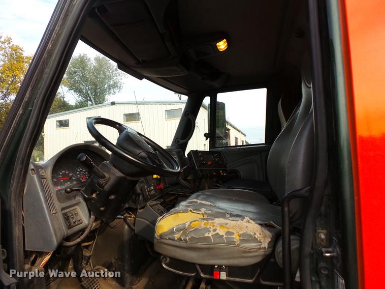 image for item L3527 2004 International 7400 dump truck