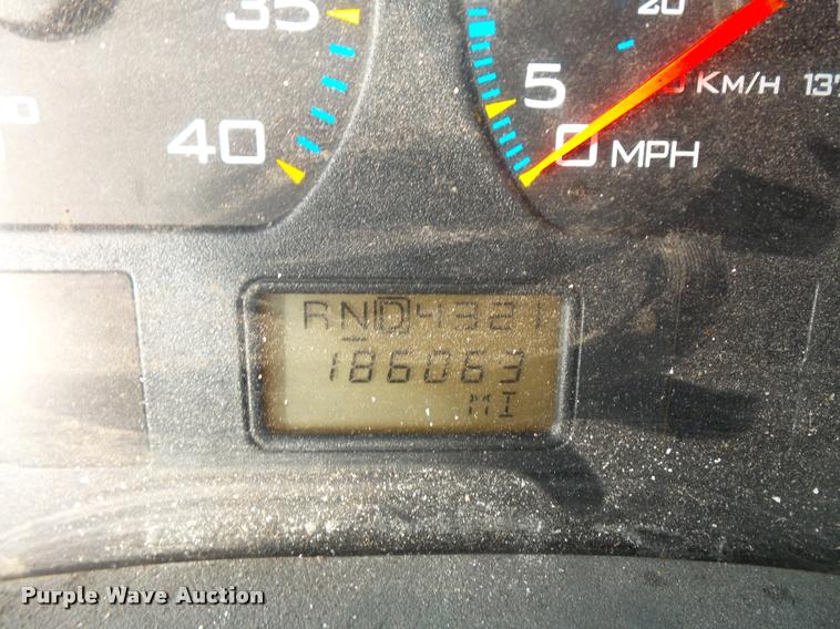 image for item L3527 2004 International 7400 dump truck