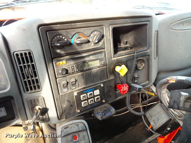 image for item L3527 2004 International 7400 dump truck