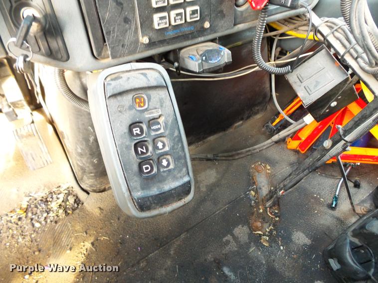 image for item L3527 2004 International 7400 dump truck