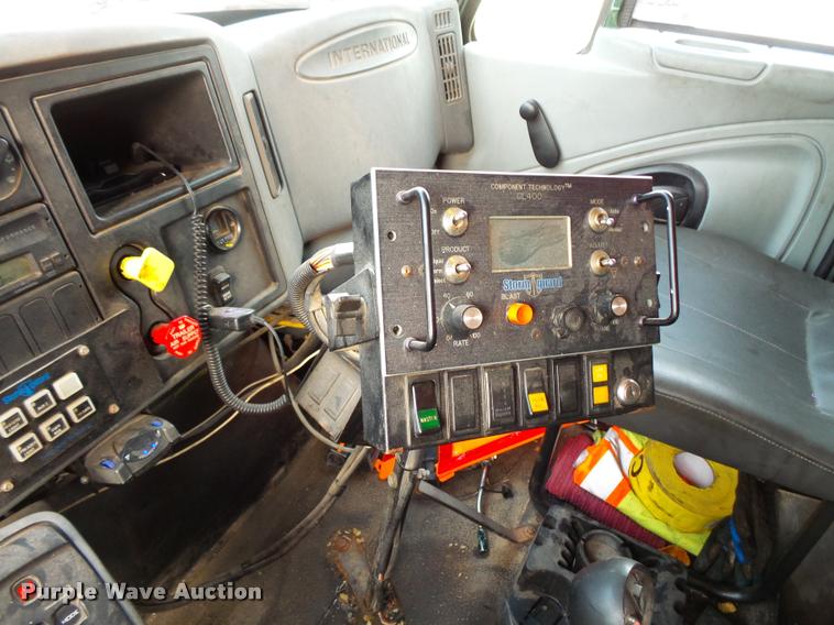 image for item L3527 2004 International 7400 dump truck