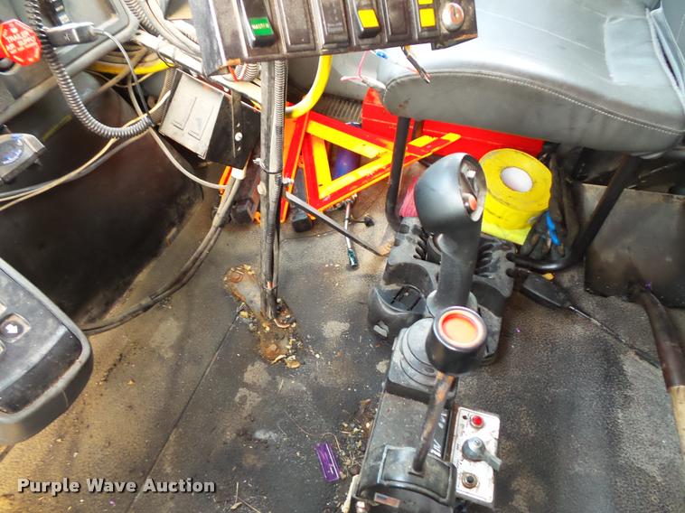 image for item L3527 2004 International 7400 dump truck