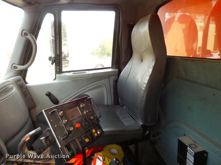 image for item L3527 2004 International 7400 dump truck