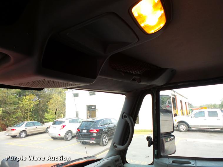 image for item L3527 2004 International 7400 dump truck