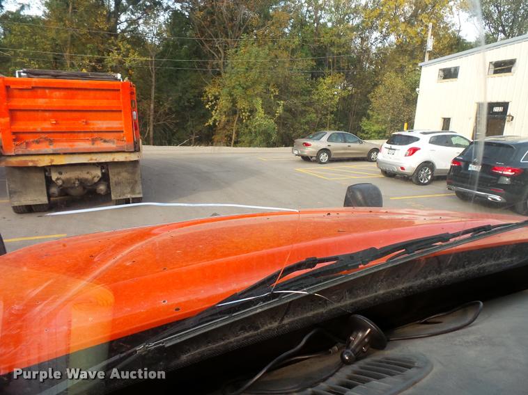 image for item L3527 2004 International 7400 dump truck