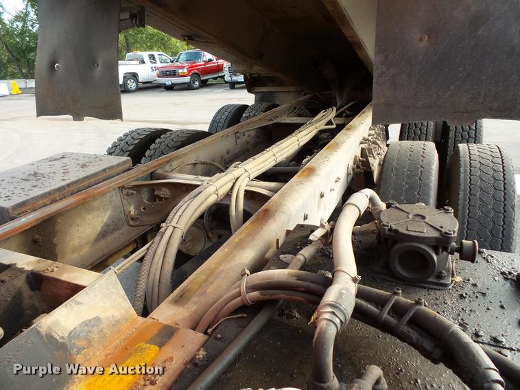 image for item L3527 2004 International 7400 dump truck