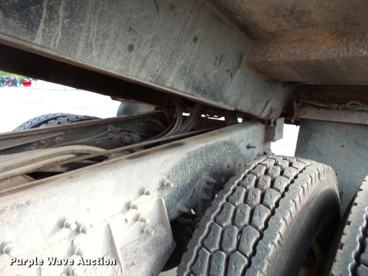 image for item L3527 2004 International 7400 dump truck